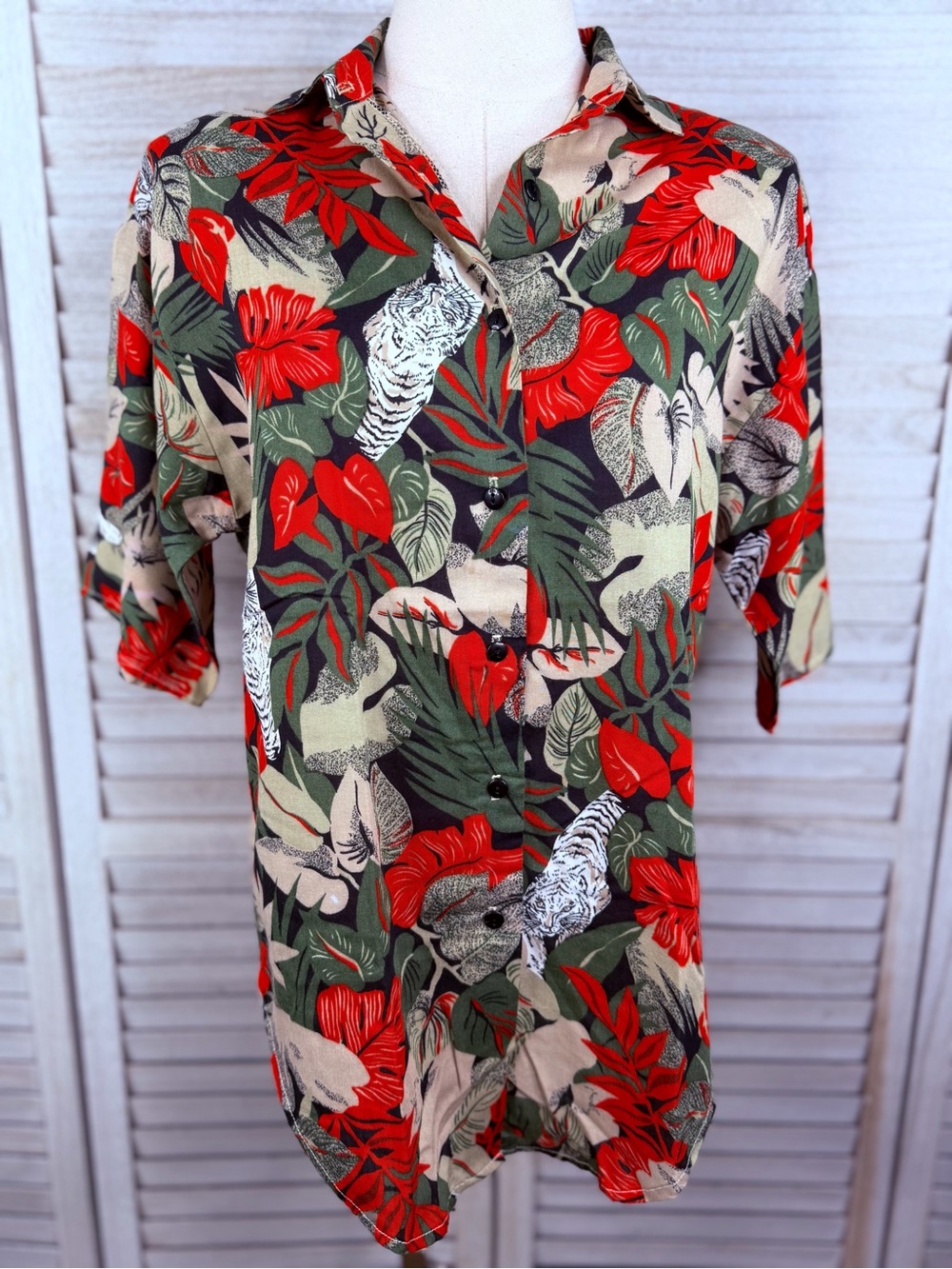 EAST RIVER CLOTHING CO. Women's Vintage 80's Tiger Tropical Print Shirt-Small